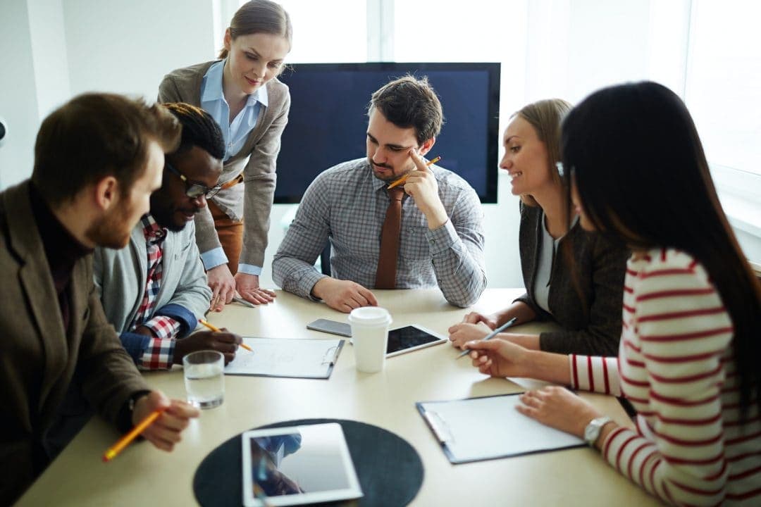 Consulente in colloquio con un cliente allo studio