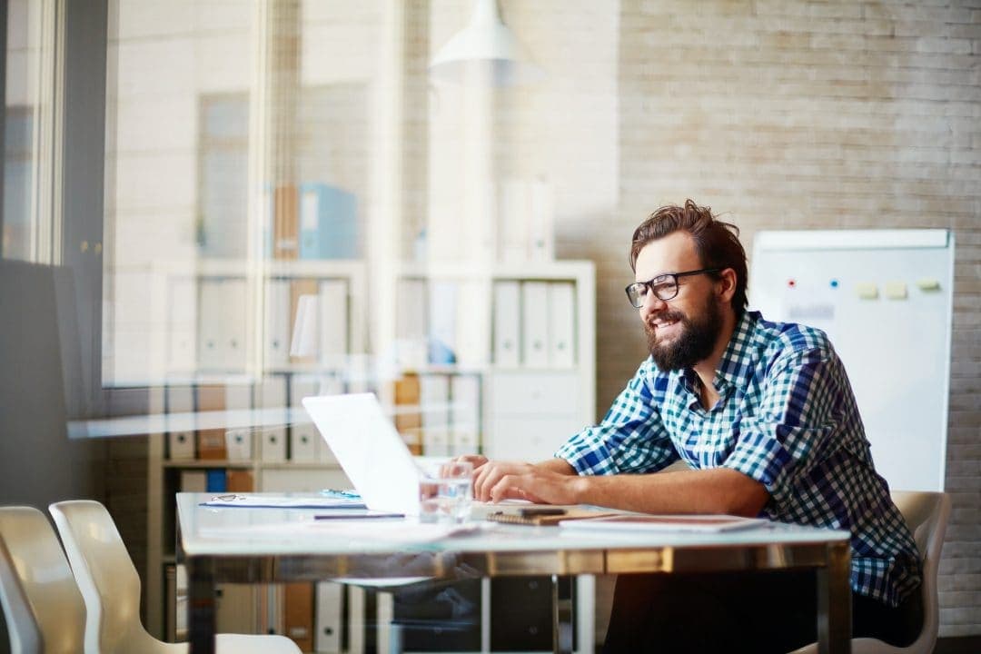 Impiegata al lavoro alla propria postazione in ufficio