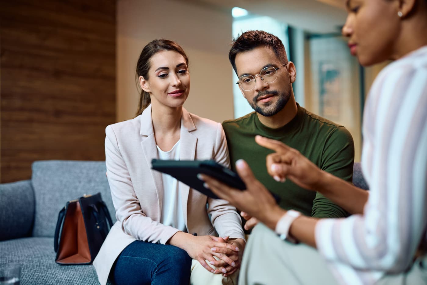 Colloquio di consulenza tra professionista e clienti alla scrivania
