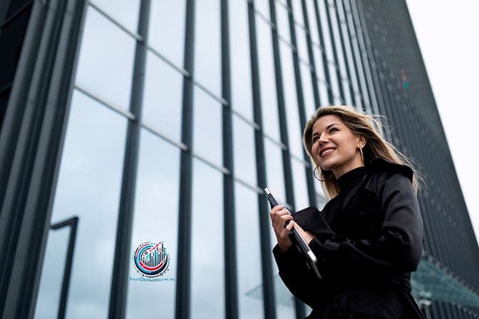 Professionista in ufficio, ritratta durante la giornata di lavoro