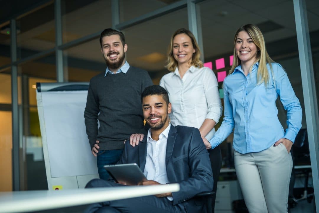 Squadra di lavoro affiatata in ufficio