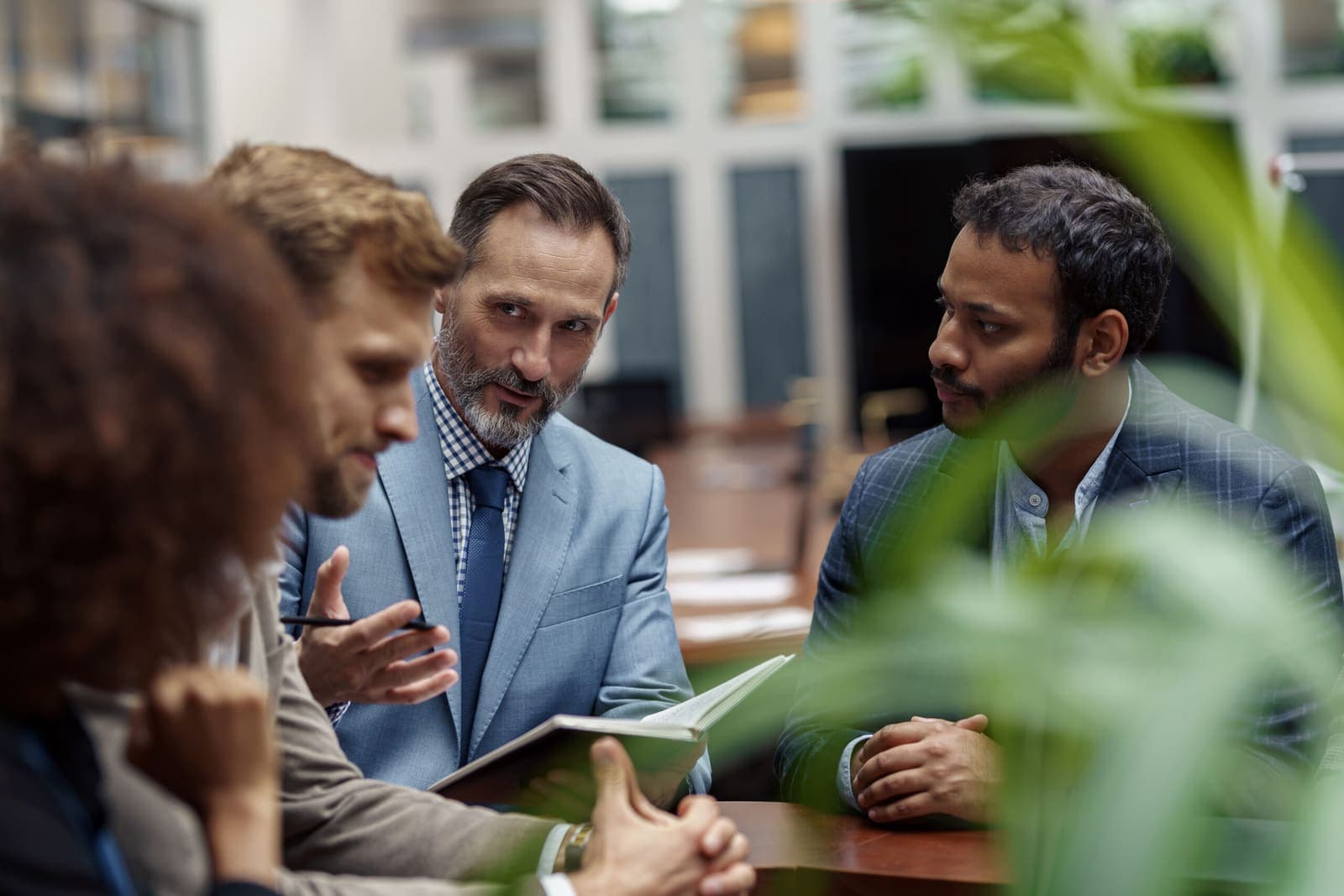 Professionisti di provenienze diverse a confronto durante una pausa di lavoro